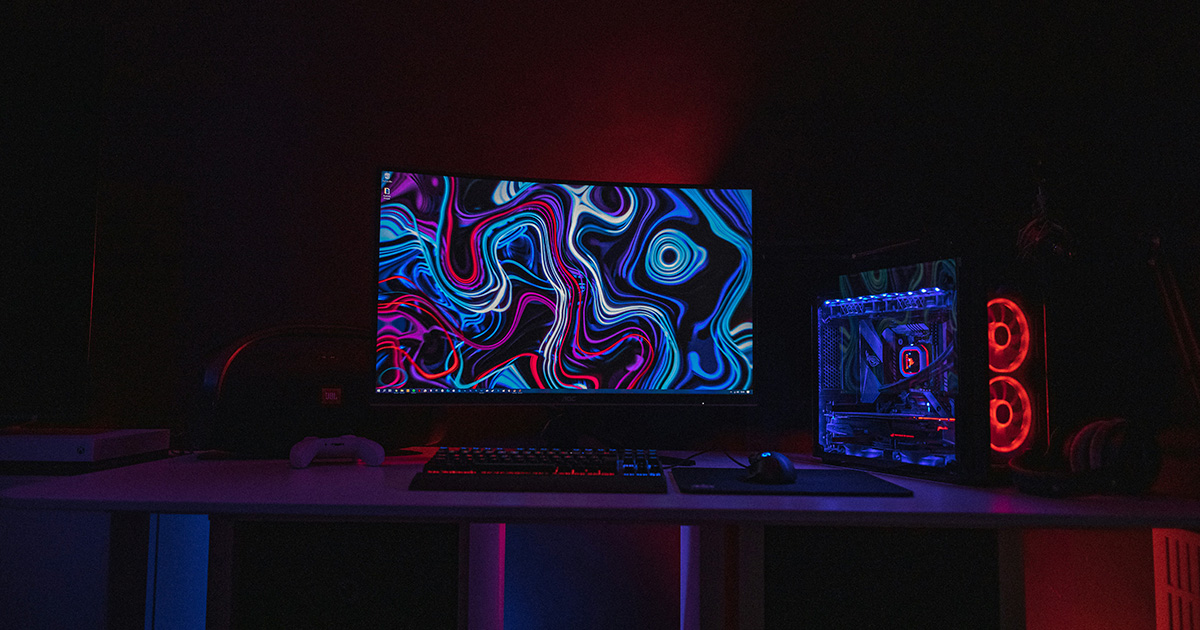 Setup gaming en 2025 con componentes modernos y periféricos RGB