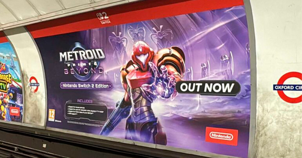 Cartel publicitario de Metroid Prime 4 Beyond con mensaje ‘out now’ en el metro de Londres