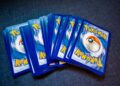 Varios montones de cartas del JCC Pokémon boca abajo sobre una mesa