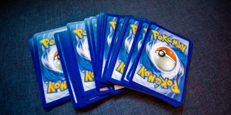 Varios montones de cartas del JCC Pokémon boca abajo sobre una mesa