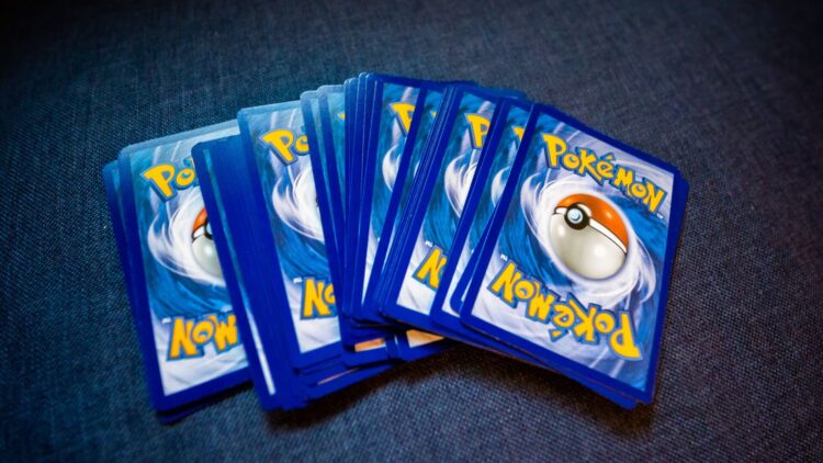 Varios montones de cartas del JCC Pokémon boca abajo sobre una mesa