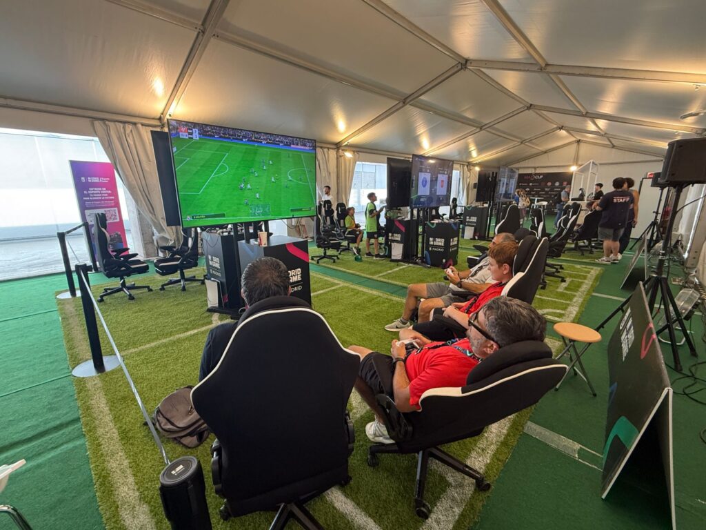 Participantes jugando a EA Sports FC en la zona de consolas de Esports + Sports