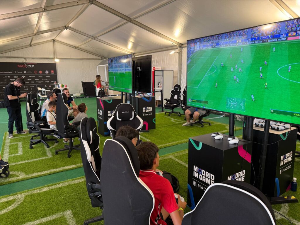 Jóvenes compitiendo en las estaciones de juego de Madrid in Game