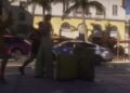 Peatones y un coche patrulla en una calle de Vice City en el tráiler de lanzamiento de GTA VI