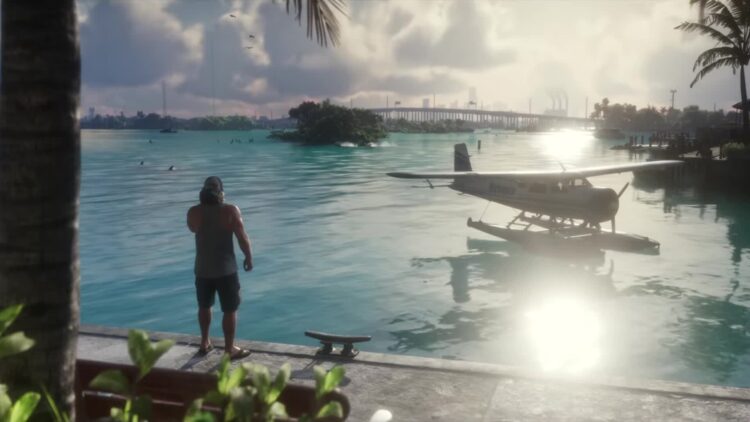 Jason frente a un muelle con hidroavión en Leonida, en el tráiler de lanzamiento de GTA VI