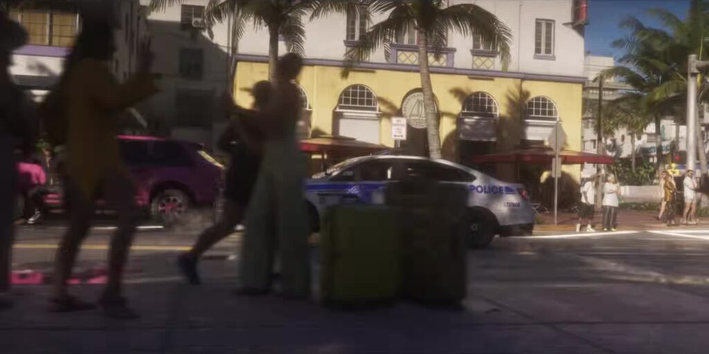 Calle con palmeras y coches en una ciudad de Leonida en GTA VI