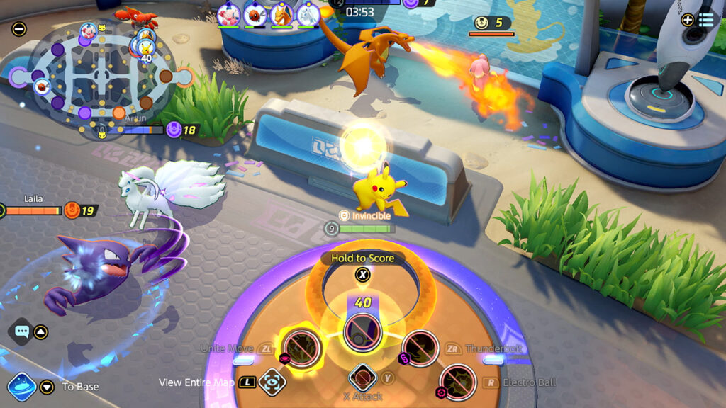 Pikachu anotando en una zona de meta durante una partida de Pokémon UNITE