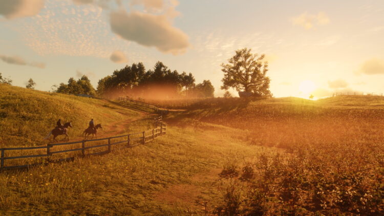 Dos jinetes cabalgan por una pradera al atardecer en Red Dead Redemption 2