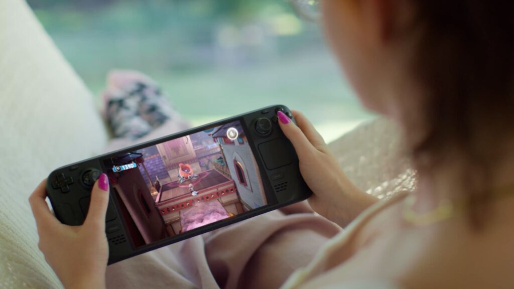 Una persona juega con una Steam Deck tumbada en una hamaca