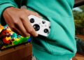 El mando Xbox Nano saliendo del bolsillo de una sudadera