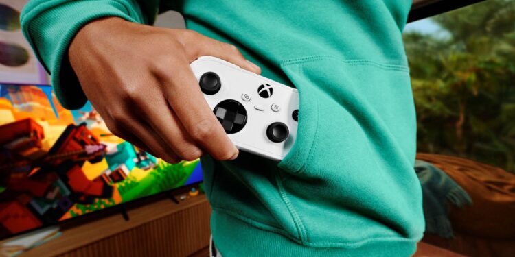 El mando Xbox Nano saliendo del bolsillo de una sudadera