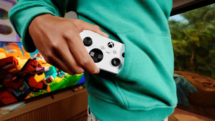 El mando Xbox Nano saliendo del bolsillo de una sudadera